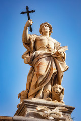 alte Statuen auf Sizilien