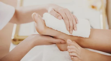 Photo sur Plexiglas Pédicure Belles jambes féminines propres dans la composition du spa.