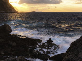 Obraz premium romantische Küste von Sizilien bei Sonnenuntergang