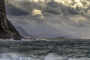 Fototapeta na wymiar sizilianische Küste im Winter mit starkem Wellengang