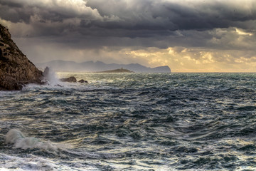 sizilianische Küste im Winter mit starkem Wellengang