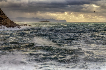 sizilianische Küste im Winter mit starkem Wellengang