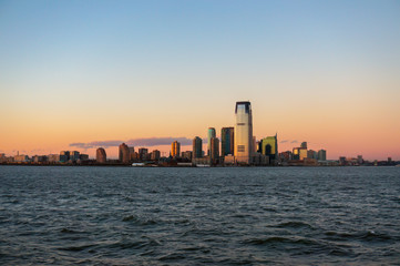 Obraz premium New York city skyline sunset view from the boat to Ellis Island