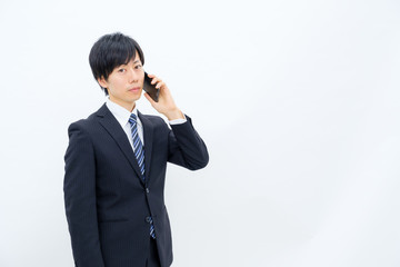 電話で話すビジネスマン