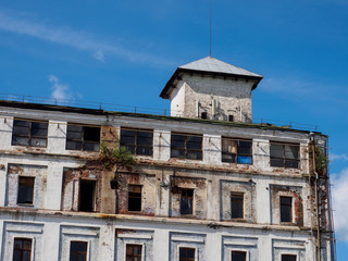 Fototapeta na wymiar destroyed building against the blue sky