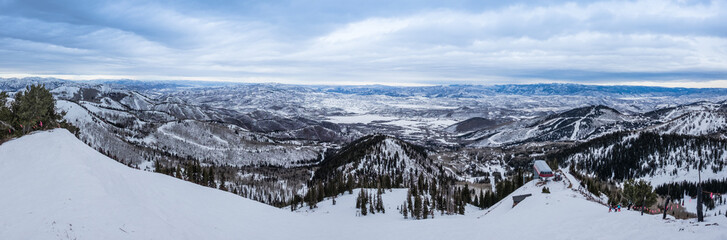 Fototapeta na wymiar Skiing on a mountain - vista point - panorama
