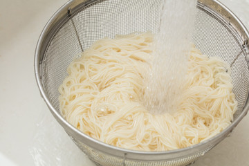 そうめんを家庭で冷やしている写真