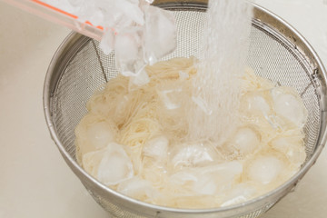 そうめんを家庭で冷やしている写真