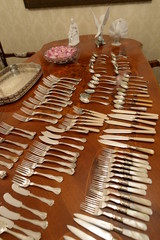 シルバーのカトラリーと食器