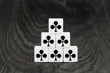 W&uuml;rfelstapel mit Kleebl&auml;ttern