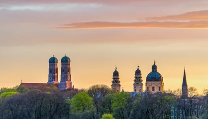 Münchner Frauenkirche bei schönem Sonnenuntergang im Sommer © Stefan