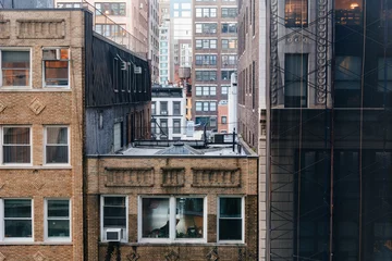 Stadtbild von New York mit alten Gebäuden und Wassertürmen © jjfarq