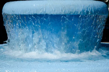 Photo sur Plexiglas Fontaine detail of blue fountain with water splashing and falling down on sunny day