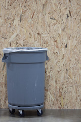 Naklejka premium Trashcan with wood wall