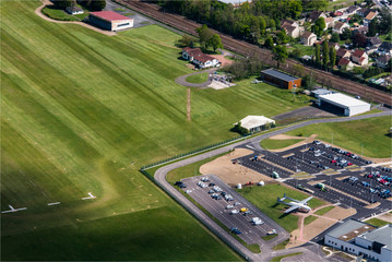 vue aérienne de l'aérodrome des Mureaux dans les Yvelines en france