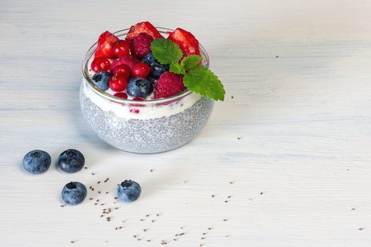Chiasamenpudding mit frischen Beeren, gesundes Fr&uuml;hst&uuml;ck