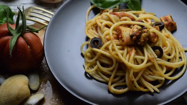 Spaghetti ai frutti di mare Cucina italiana Italienische K&uuml;che Italian cuisine video la イタリア料理 Gastronom&iacute;a de Italia Marisco Итальянская кухня مطبخ إيطالي Shellfish Schalentier 