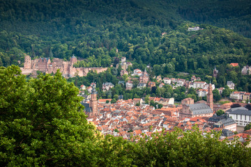 Fototapeta na wymiar Ausblick vom Philosophenweg auf die Altstadt von Heidelberg mit dem Schloss und der Heiliggeistkirche, Baden Württemberg, Deutschland