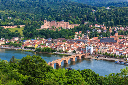 Ausblick vom Philosophenweg auf die Altstadt von Heidelberg mit dem Schloss, der Alten Br&uuml;cke und der Heiliggeistkirche, Baden W&uuml;rttemberg, Deutschland