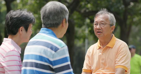 Naklejka premium Senior friends chatting together at outdoor