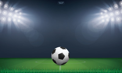 Fototapeta premium Piłka nożna Piłka na zielonej trawie boisko do piłki nożnej lub boisko do piłki nożnej tło stadionu. Wektor.