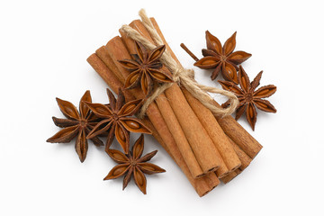 Obraz na płótnie Canvas Cinnamon sticks and cardamom on a white background. Aromatic spices.