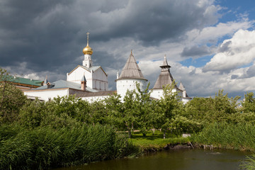 Fototapeta na wymiar View of the Rostov Kremlin from the Metropolitan garden before the storm