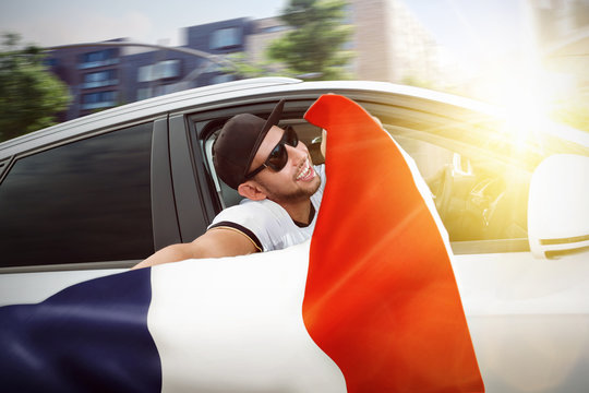Fan hält Frankreich Fahne aus dem Auto