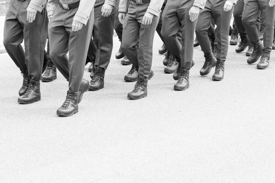 Soldaten marschieren - im Gleichschritt- marsch - schwarz weiß - Krieg und Frieden