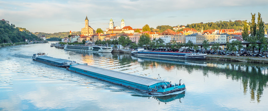 Containerschiff fährt durch den Passauer Hafen