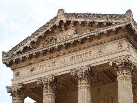 Fronton du palais de justice de Perpignan (France)