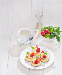 cheese cakes with strawberry and lime