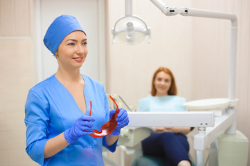 Obraz premium Female doctor wearing a face mask and goggles