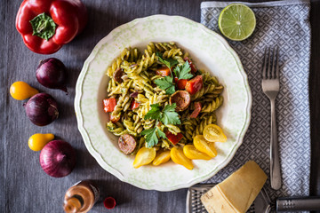 danie z makaronem i chorizo