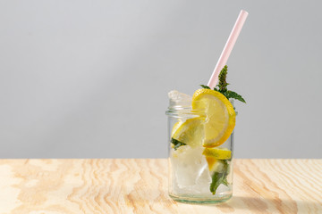 Frische selbstgemachte Zitronenlimonade auf einem Holztisch