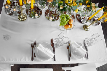 Table bride and groom, decorated with yellow flowers in glasses.