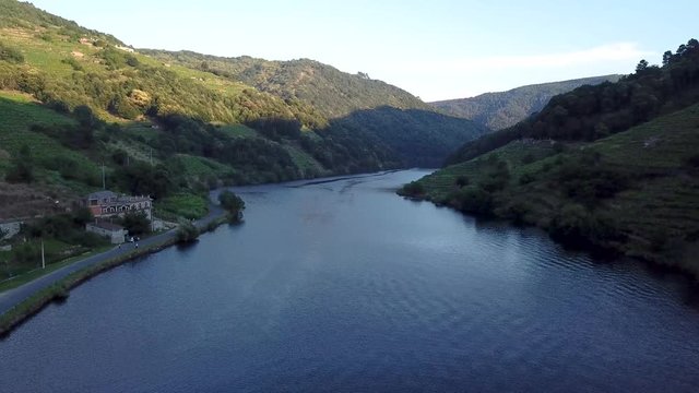 Atardecer sobrevolando el r&iacute;o mi&ntilde;o con vi&ntilde;as de vino alvari&ntilde;o en sus orillas.ribeira sacra. Chantada