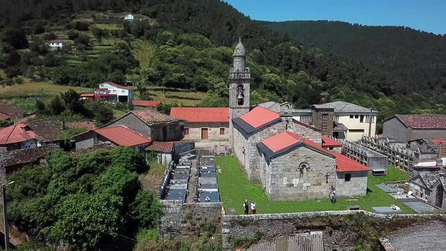 iglesia rom&aacute;nica en la ribeira sacra, en la orilla del mi&ntilde;o entre las vi&ntilde;as de albari&ntilde;o