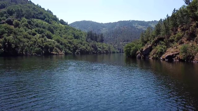 ribeira sacra, sobre el agua con vi&ntilde;as y bosques a la orilla del r&iacute;o mi&ntilde;o