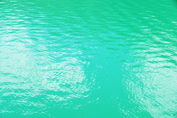 blaugrünes Meer mit leichten Wellen