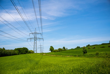 Strommasten auf einer grünen Wiese