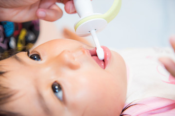 歯磨きをする子供