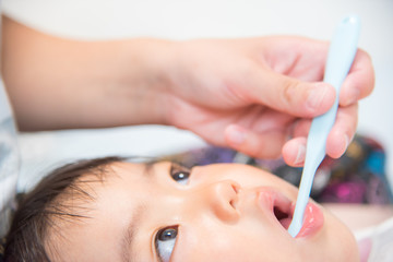 歯磨きをする子供