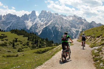 Fototapeta na wymiar Mountain bike in Dolomiti