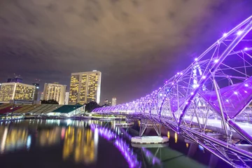 Deurstickers Helix Bridge De helixbrug met Marina Bay op de achtergrond