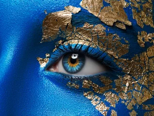 Selbstklebende Fototapete Frauen Künstlerisches Make-up- und Body-Art-Thema: Porträt eines schönen jungen Mädchenmodells mit blauem Make-up am ganzen Körper mit Goldfolie zum Make-up
