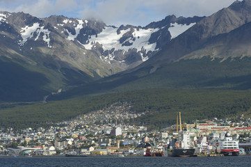 Fototapeta premium Ushuaia vista desde el canal de Beagle, Tierra del Fuego, Argentina.
