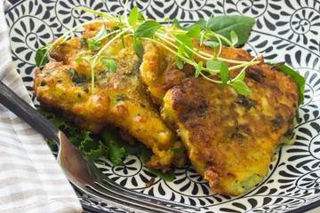 Zucchiniburger mit Kräutern auf Teller angerichtet, Vegetarisch