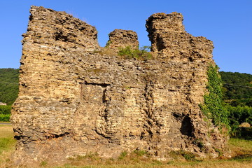Fototapeta na wymiar ruine mausolée ardéche