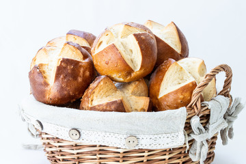 frische Laugenbrötchen in einem Brotkorb